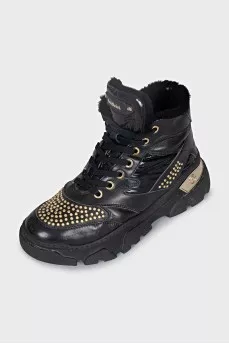 Insulated leather boots decorated with rivets