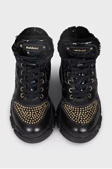 Insulated leather boots decorated with rivets