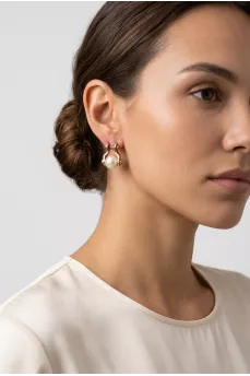 Gold earrings with imitation pearls