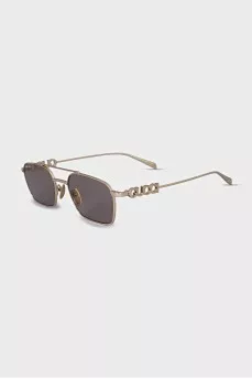 Sunglasses with a massive logo on the brackets