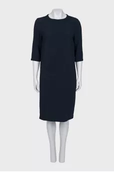 Straight-cut dress with a clasp