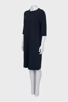 Straight-cut dress with a clasp