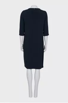 Straight-cut dress with a clasp
