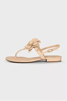 Leather sandals decorated with a flower