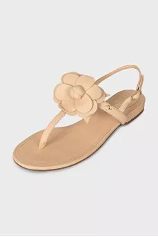 Leather sandals decorated with a flower
