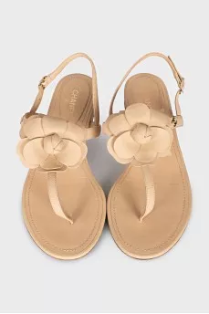 Leather sandals decorated with a flower