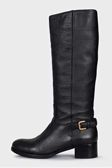 Leather boots with a zipper