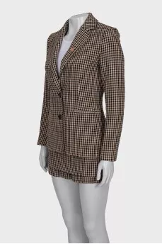 Suit of jacket with brooch and shorts