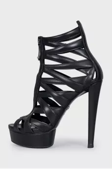 Leather sandals with front closure