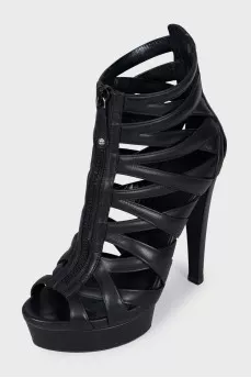 Leather sandals with front closure