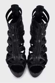 Leather sandals with front closure