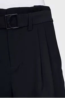 Fitted shorts with a belt