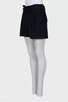 Fitted shorts with a belt