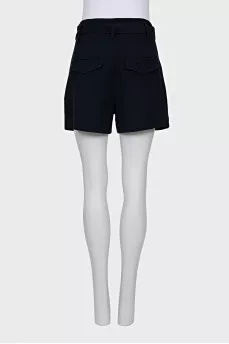 Fitted shorts with a belt