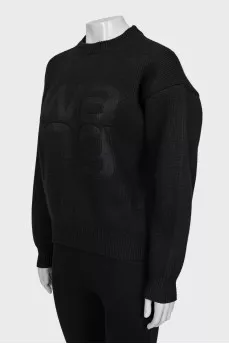 Knitted sweater with embossed logo