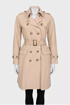 Fitted coat with buttoned pockets