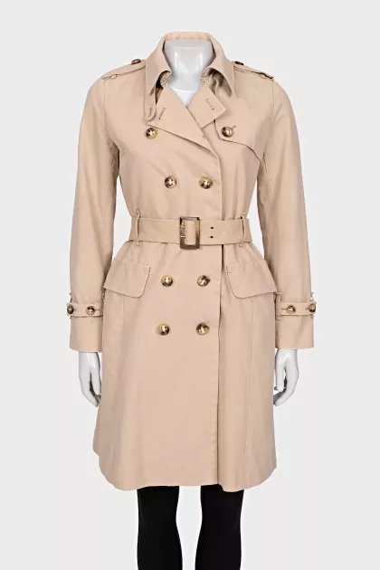 Fitted coat with buttoned pockets