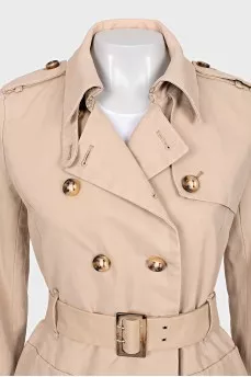 Fitted coat with buttoned pockets