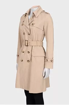 Fitted coat with buttoned pockets