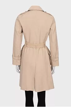Fitted coat with buttoned pockets