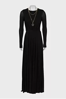 Maxi dress decorated with a necklace