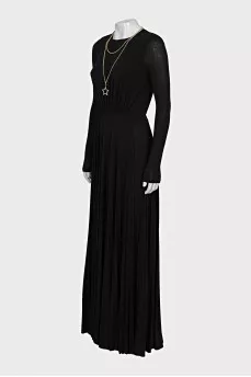 Maxi dress decorated with a necklace