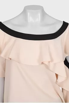 Blouse with asymmetrical sleeves