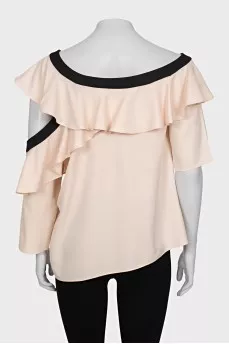 Blouse with asymmetrical sleeves