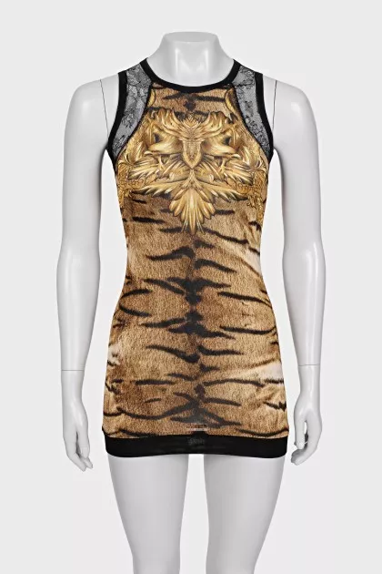 Fitted dress with a printed pattern