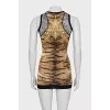 Fitted dress with a printed pattern