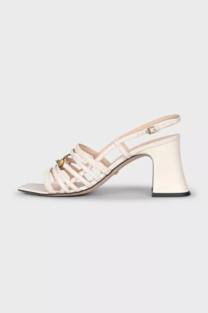 Leather sandals with a stable heel