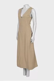 Fitted dress with a zipper at the back