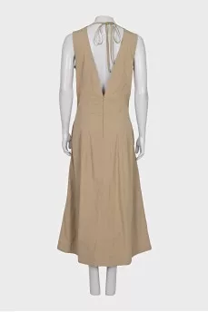 Fitted dress with a zipper at the back