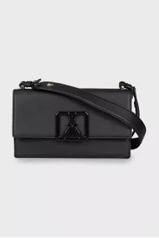 Leather bag with branded logo on the clasp