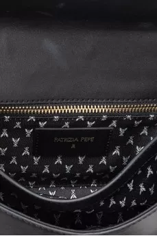 Leather bag with branded logo on the clasp