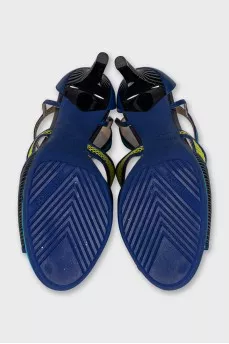 Leather sandals with a figured heel