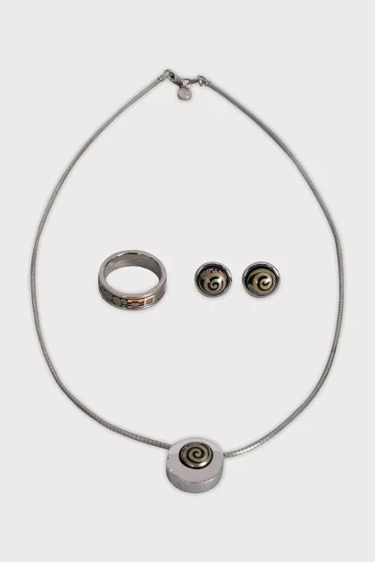 A set of pendant, ring and earrings