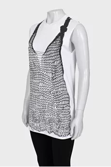 Loose-fitting top with a print