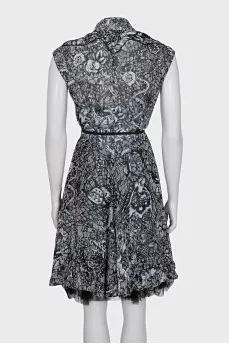 Sleeveless lace dress