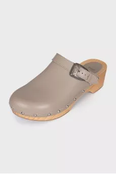 Сабо из кожи с заклепками