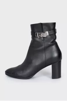 Leather ankle boots with a stable heel