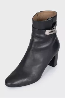 Leather ankle boots with a stable heel