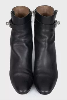 Leather ankle boots with a stable heel