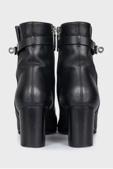 Leather ankle boots with a stable heel