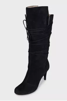 Suede boots decorated with laces