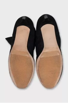 Suede boots decorated with laces