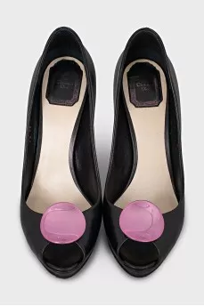 Leather shoes with pink decor