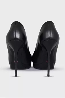 Leather shoes with pink decor