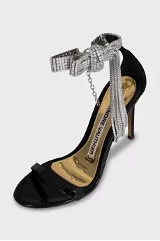 Patent leather sandals with crystals