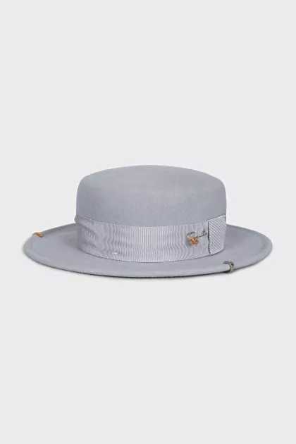 Felt hat with chain